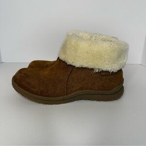 Minnetonka Brown Suede Ankle Booties with Cream Faux Fur Cuff